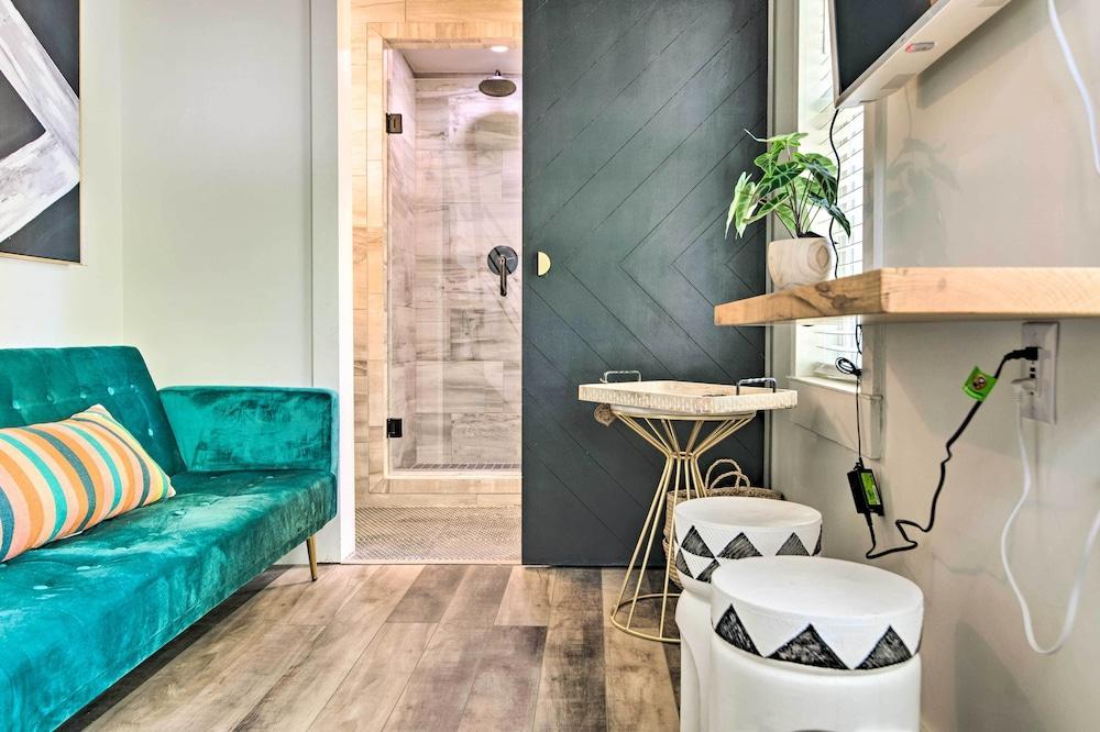 3 Mi to Mississippi State: Tiny Home w/ Deck!