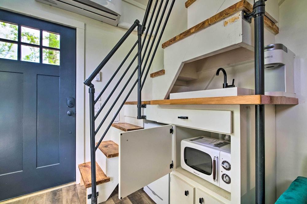 3 Mi to Mississippi State: Tiny Home w/ Deck!