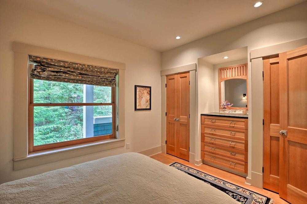 Lopez Island Hideaway w/ Coastal Views + Deck!