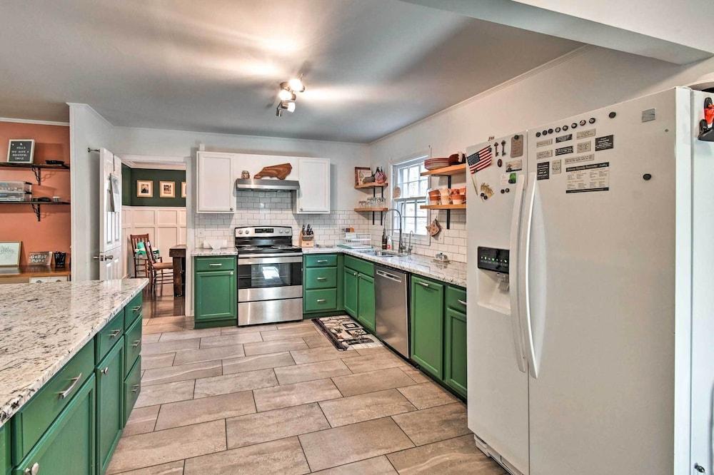 Aberdeen Family Home w/ Fire Pit & Deck