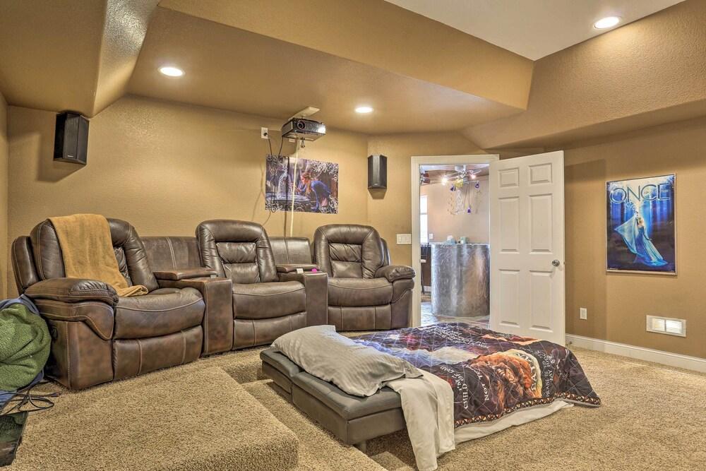 Black Hawk Lower-level Unit With Game Area!