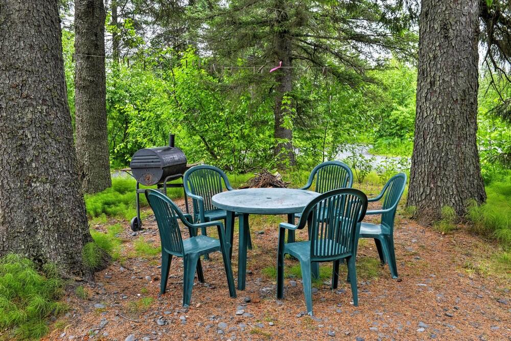 Seward Studio w/ Deck, Outdoor Dining & Mtn Views!