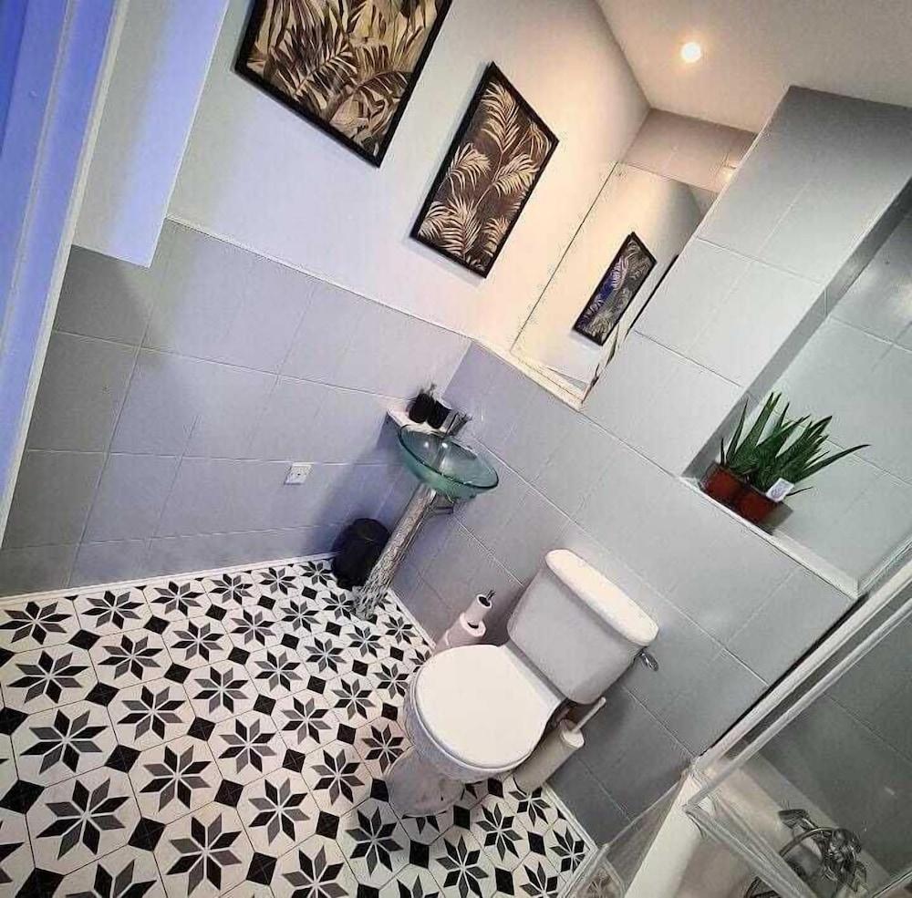 1 Bed Flat - Sleeps 2 - Jacuzzi - Parking - Wifi