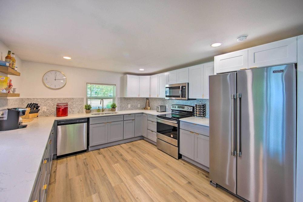 Modern Lakefront Mabank Home w/ Pool Table!