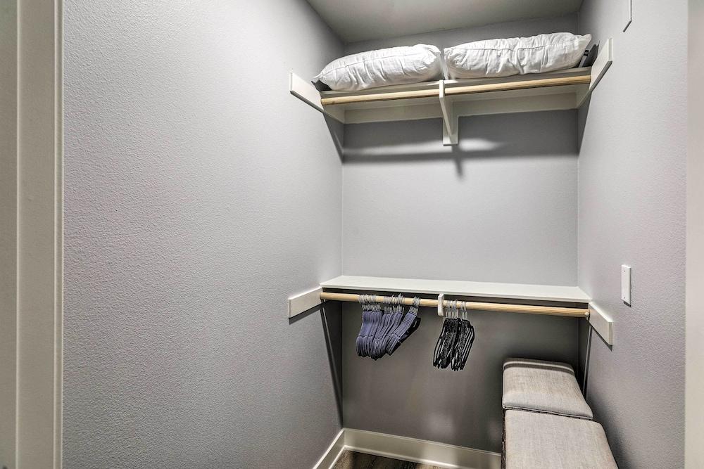 Modern Irvine Condo w/ Pool - 7 Mi to Beach!