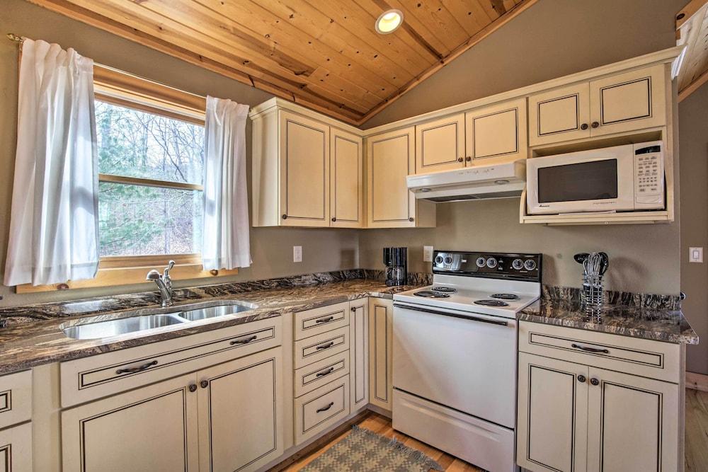 Cozy Hayesville Couples Getaway w/ Marina Access!