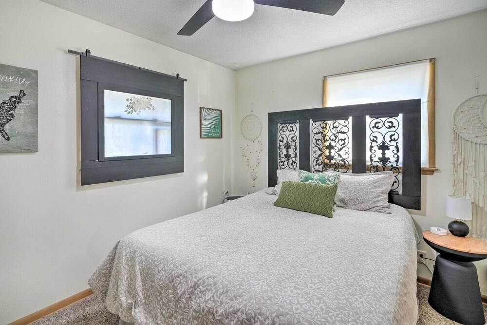 Cedar Rapids Home ~ 3 Mi to Dtwn!