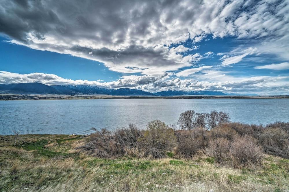 Ennis Lake Studio w/ Kayak, Pool & Fire Pit!