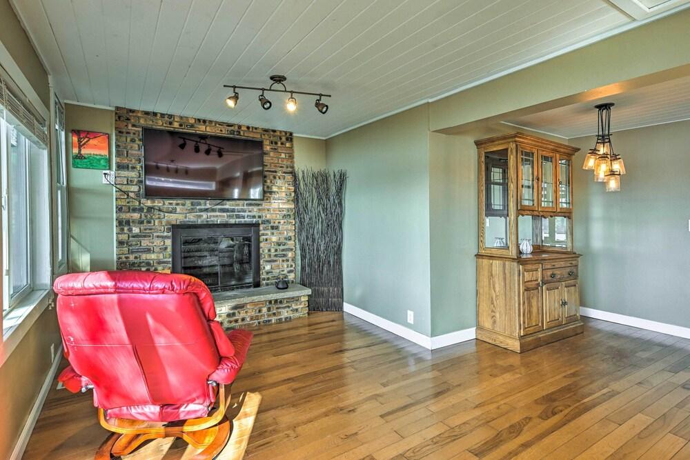 Waupaca Lake Cottage w/ Fire Pit & Boat Dock