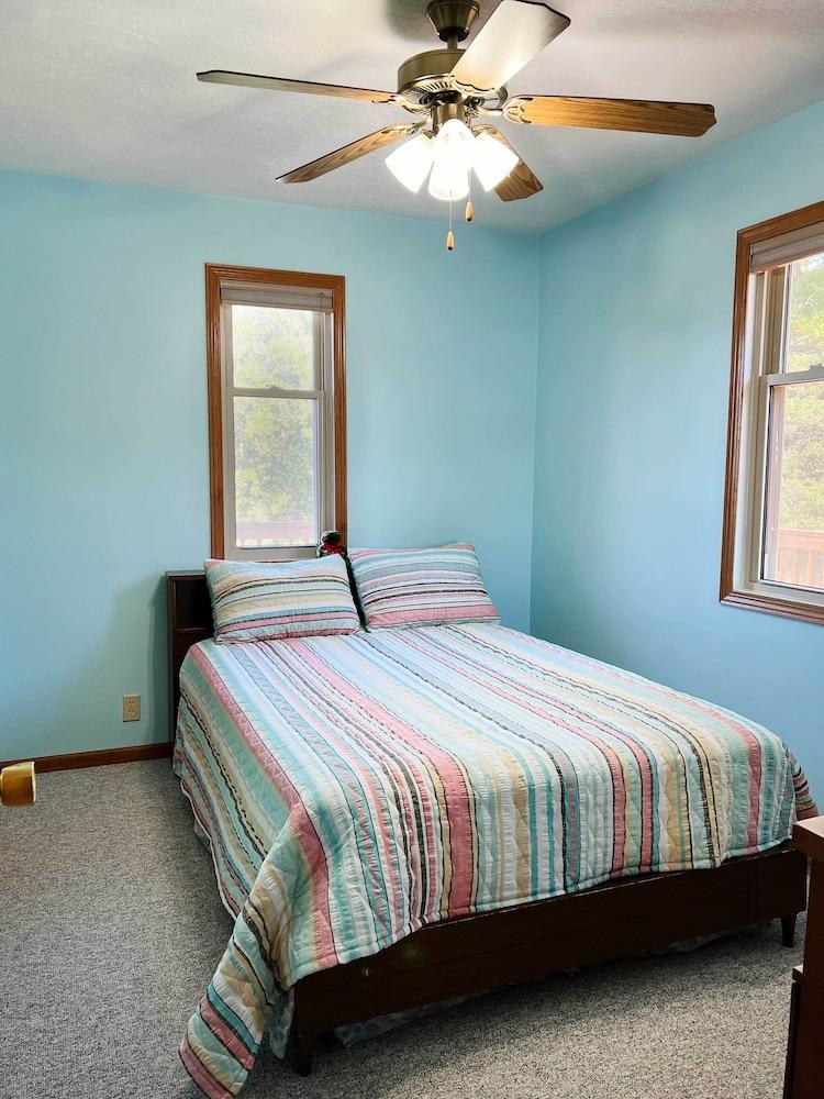 'eagles View' w/ Game Room - Walk to River!