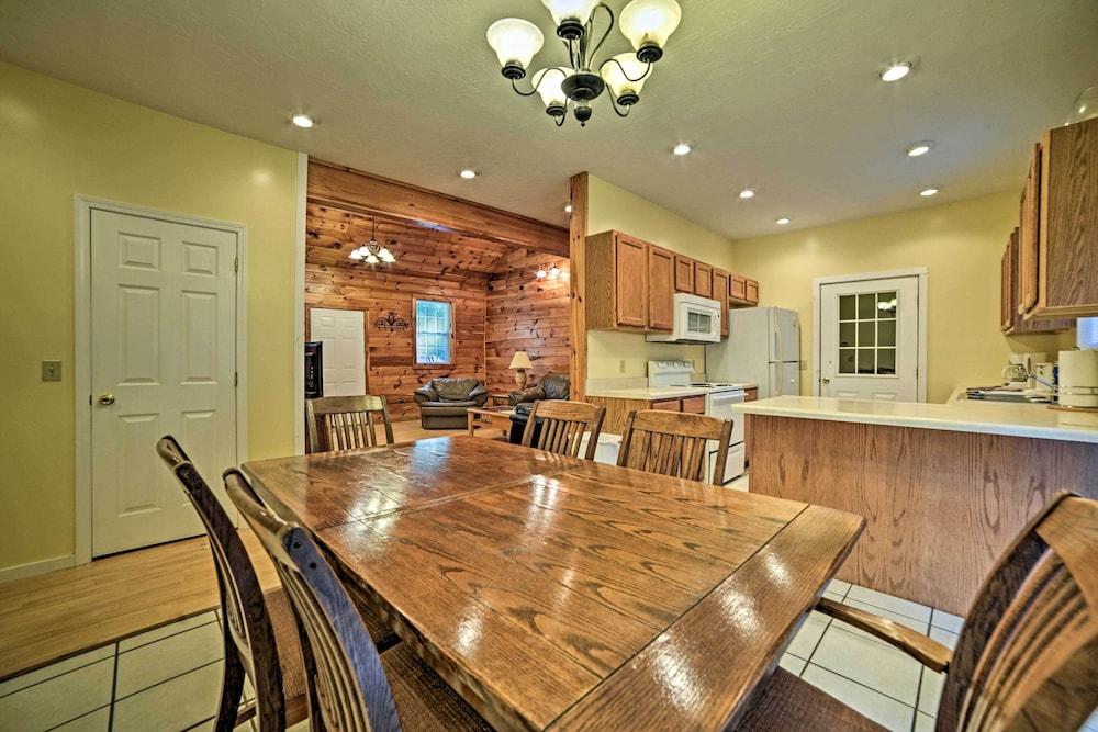 Expansive Cabin With Kentucky Lake Access!