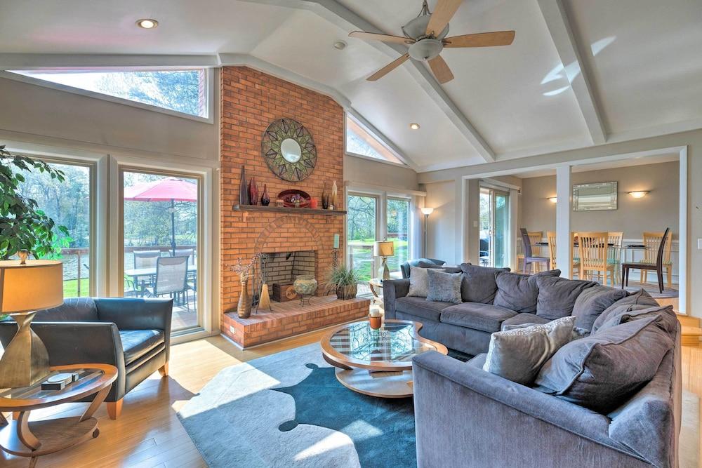 'river's Edge Retreat With Kayaks & River Access!