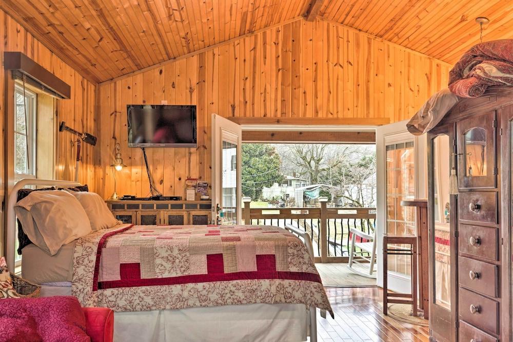 'the Boat House' Creekside Escape in Hot Springs!