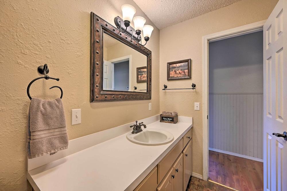 'hidden Oaks' Broken Bow Vacation Rental, Pets OK!