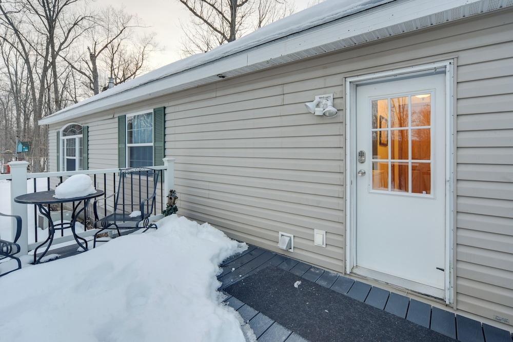 Tranquil Cabin Getaway Near Red Cedar Lake!