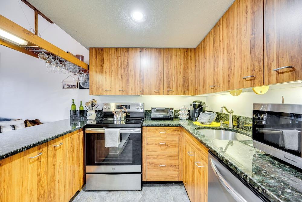 Pet-friendly Loon Mountain Condo w/ Deck + Grill!