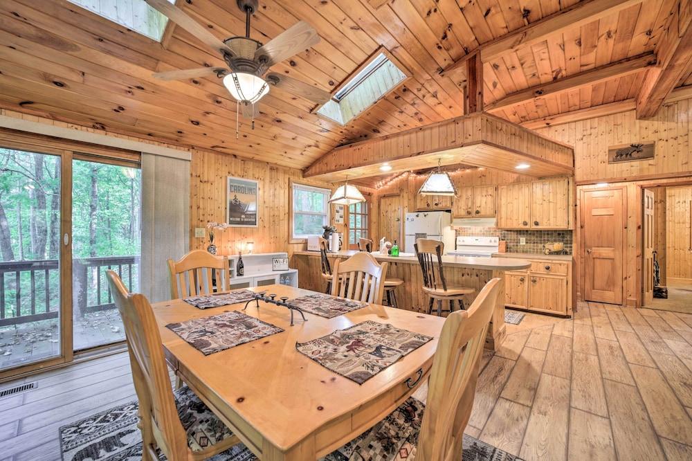 Fire Pit & Grill: Cozy Cabin in Lake Toxaway!