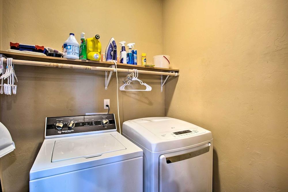 Kingston Home w/ Pickleball: Steps to Lake Texoma!