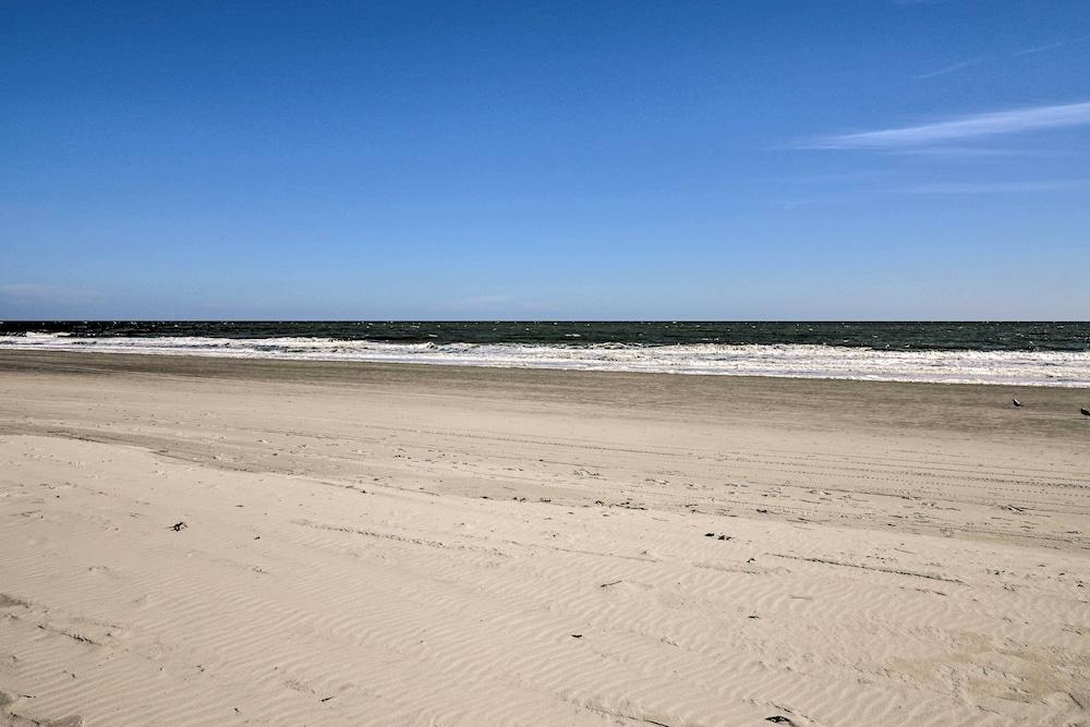 Beach Condo w/ Pool Access, 1 Block to the Ocean!