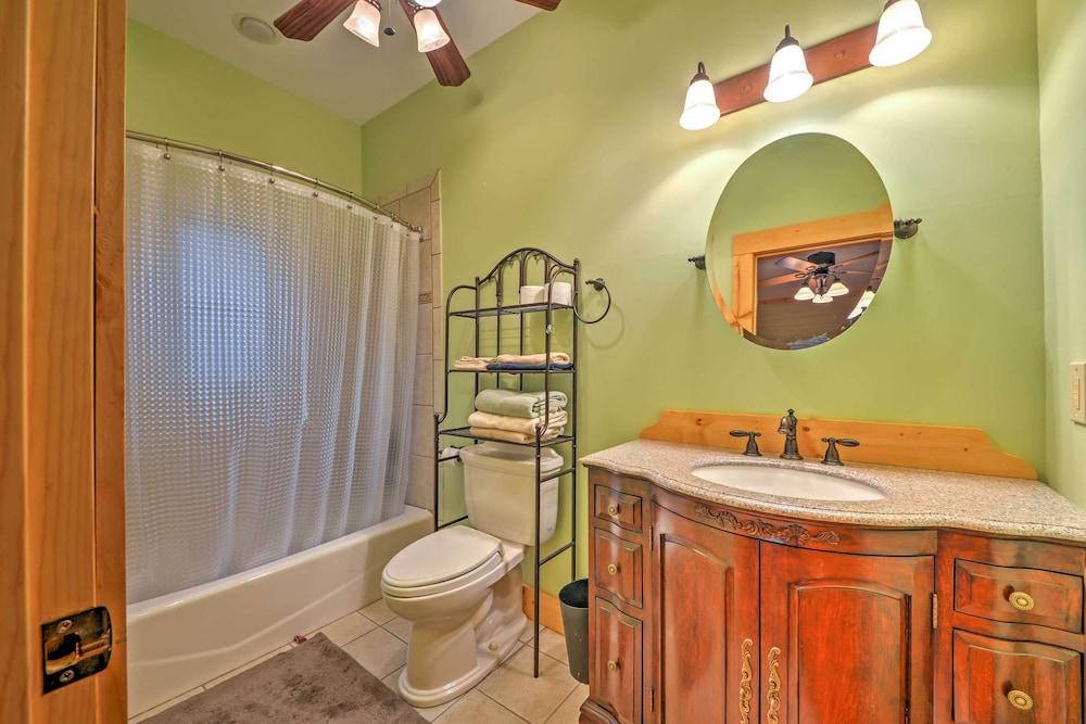 'the Cozy Bear Cabin: Upscale Deck & Mtn Views!