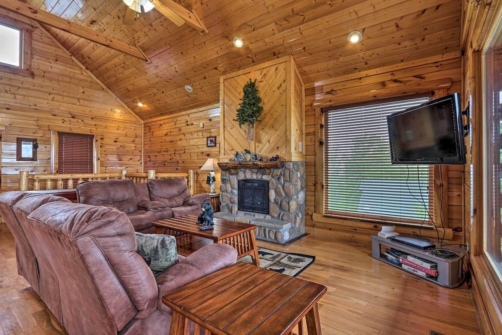'million Mile View' Cabin w/ Games + Mtn View!