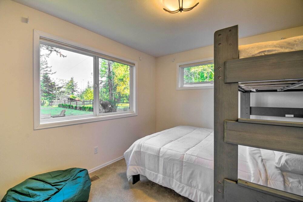 Breathtaking Hansville Cabin w/ Fire Pit!