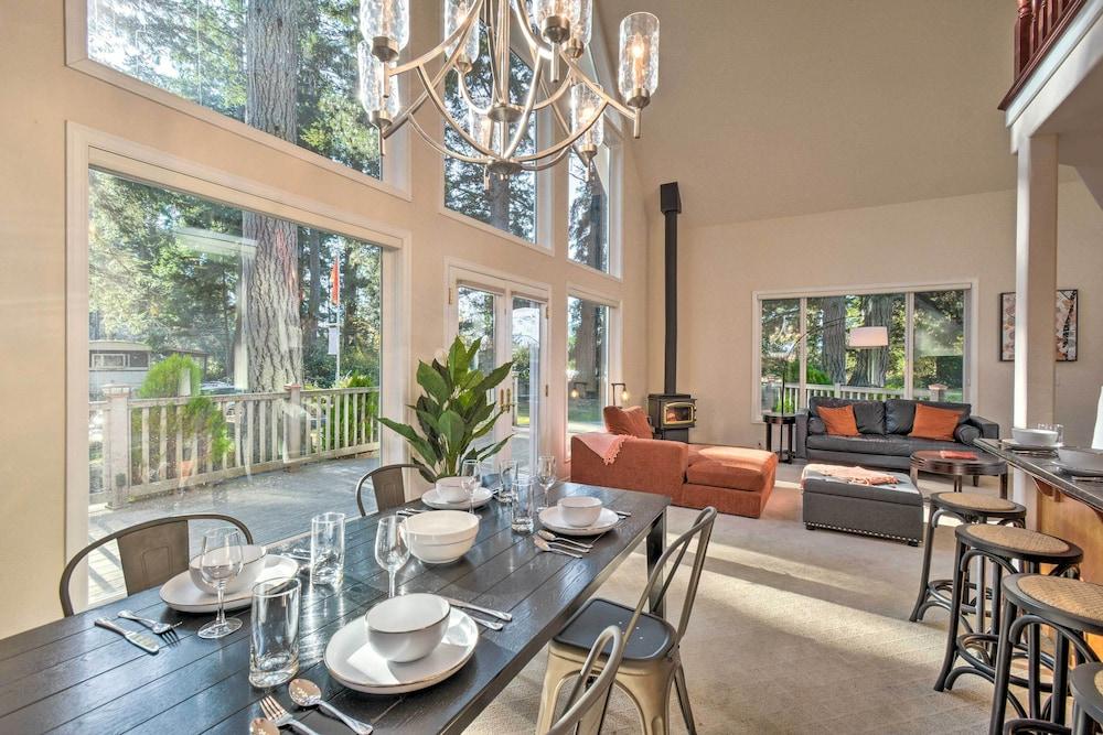 Breathtaking Hansville Cabin w/ Fire Pit!