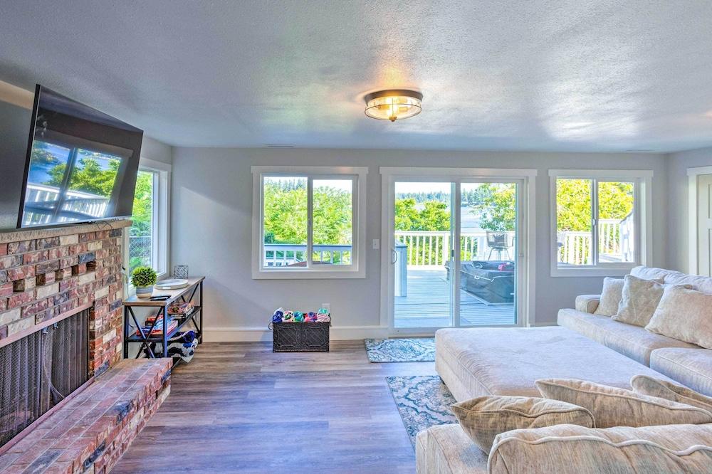 Lakeside Lacey Gem w/ Fire Pit + Private Dock