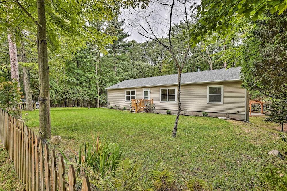 Charming Pentwater Home w/ Fire Pit & Yard!