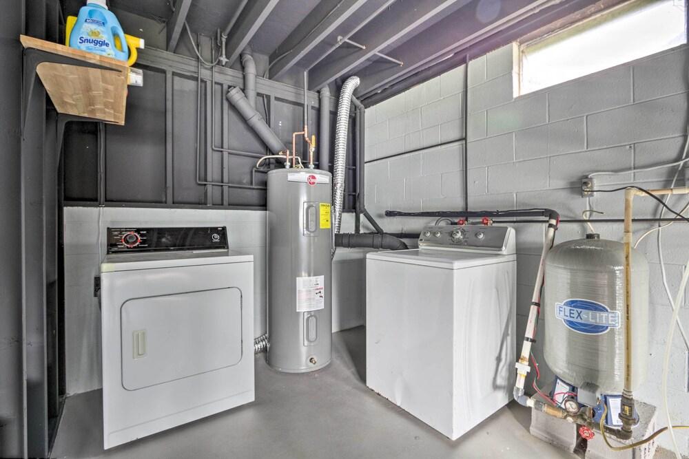 Modern Zanesville Escape w/ Deck & Spacious Yard