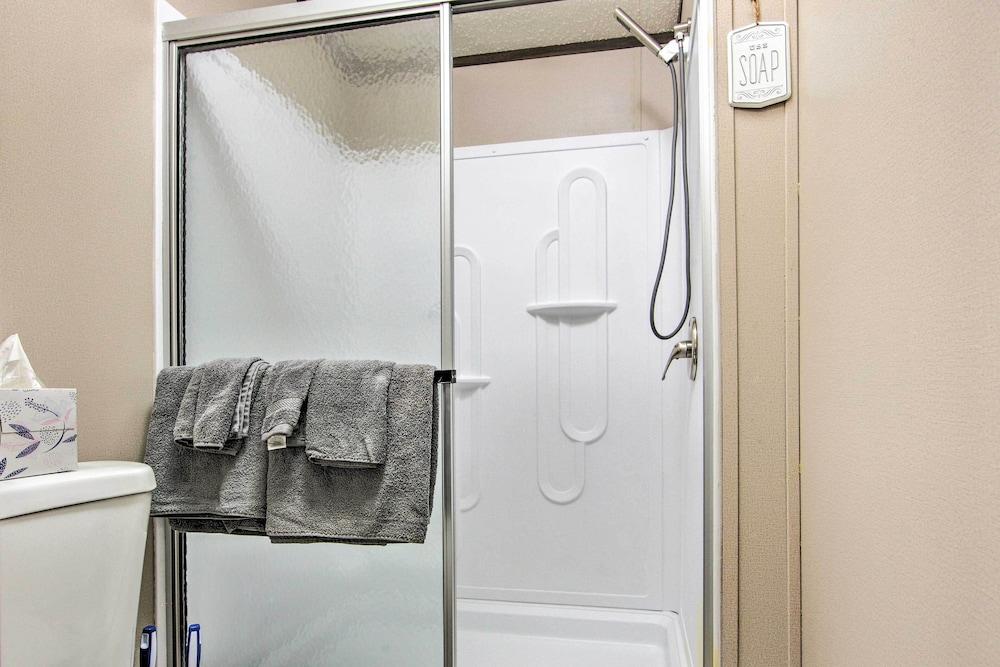 Modern Alba Tiny Home Near Lake Fork Boating!