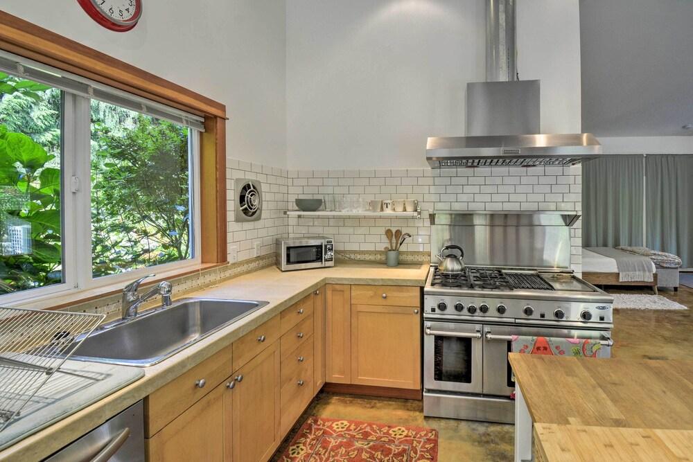 Updated Vashon Island Studio w/ Yard & Ponds!