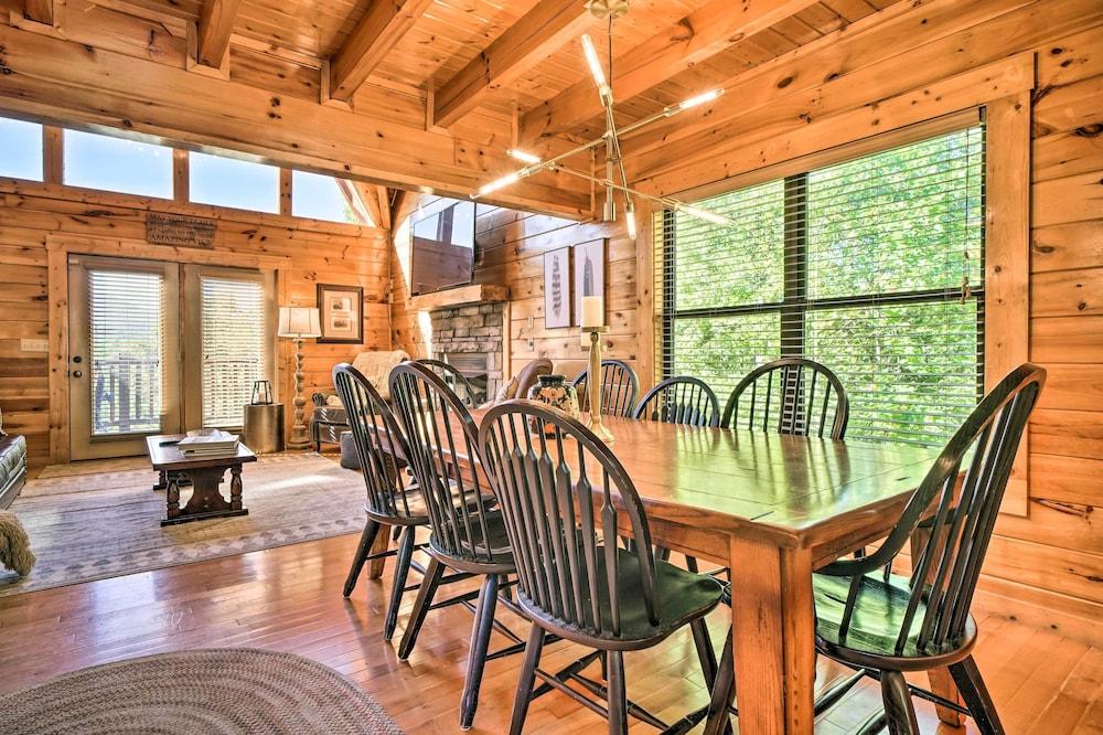Pigeon Forge Cabin w/ Amazing Mountain Views!