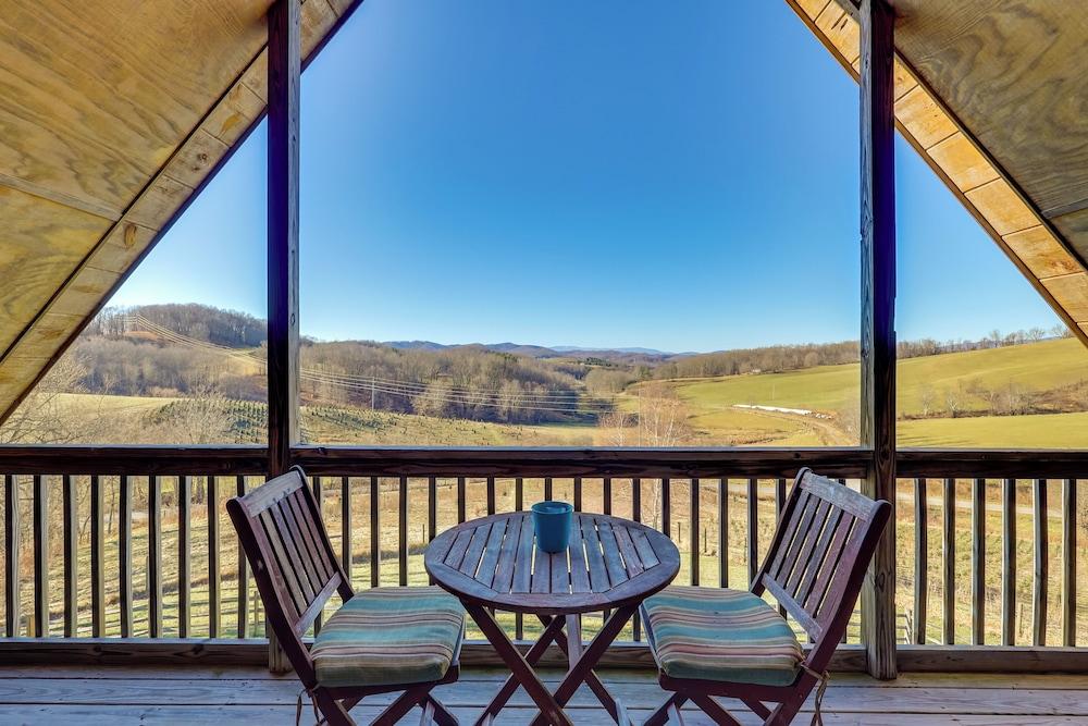 Decks & Panoramic Views: Rustic Sparta Cabin