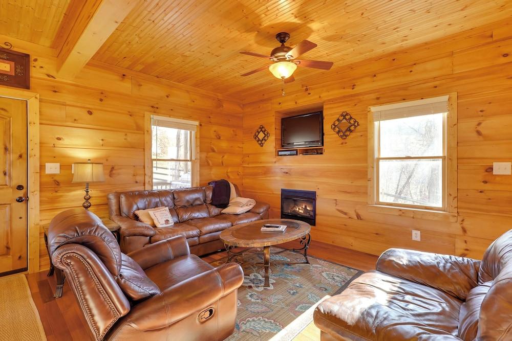 Decks & Panoramic Views: Rustic Sparta Cabin