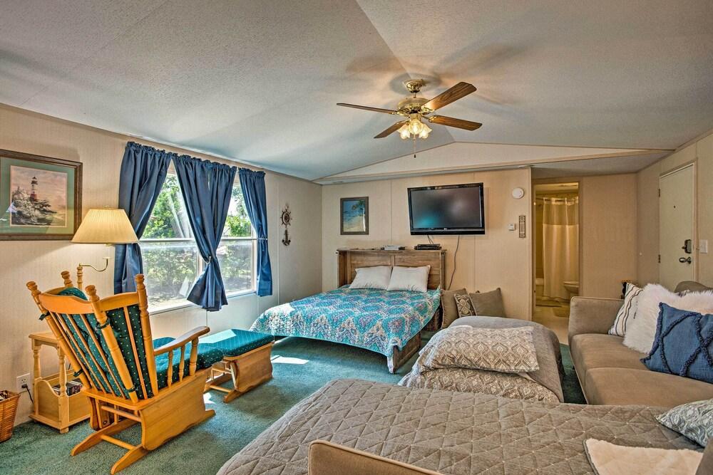 Pet Friendly Kingston Home w/ Deck & Fire Pit