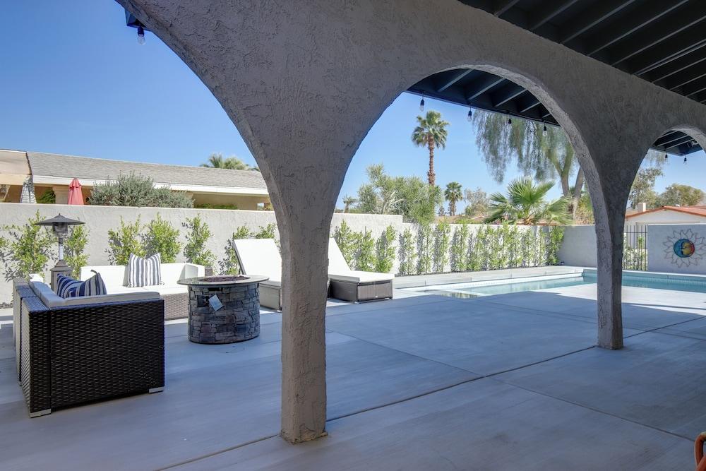 Theater Room & Pool Deck: Retreat in Palm Desert!