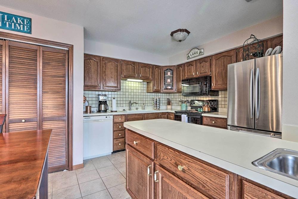 1 Mi to Shops & Dining: Idyllic Lakeside Getaway!