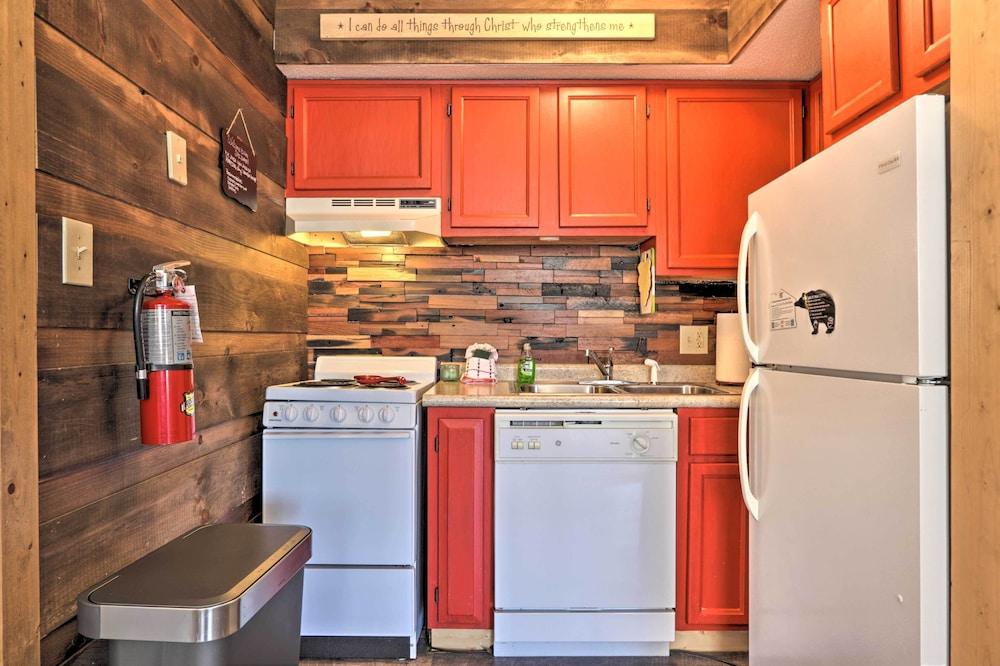 4 Mi to Natl Park: Mtn-view Gatlinburg Retreat!