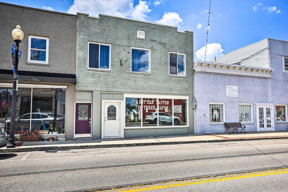 Updated Williamstown Apartment With Kitchen!