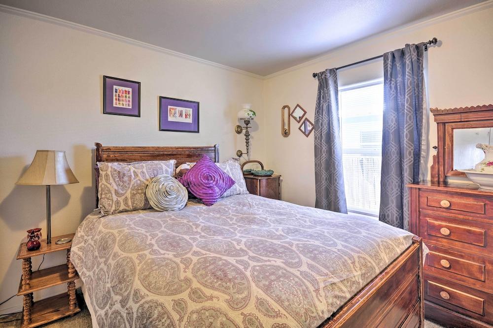 Peaceful Portales Escape w/ Patio & Grill!