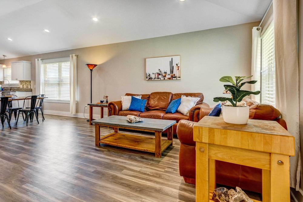 Charming Navarre Vacation Home w/ Fire Pit!