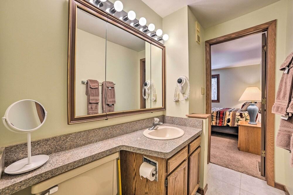 Pet-friendly Bellaire Condo w/ Balcony!