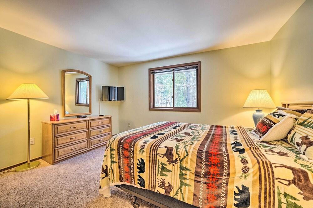 Pet-friendly Bellaire Condo w/ Balcony!