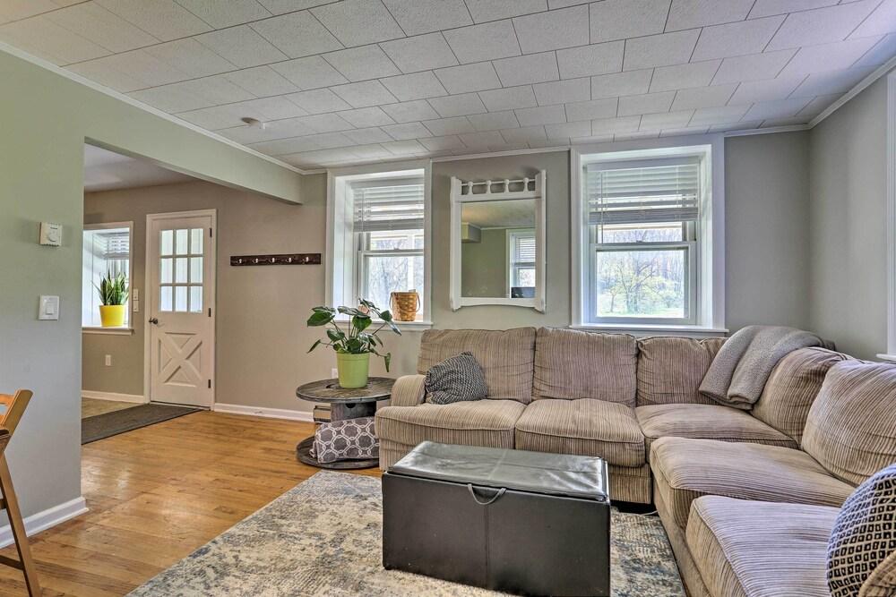 Patio & Fire Pit: Idyllic Cottage in Hellertown!