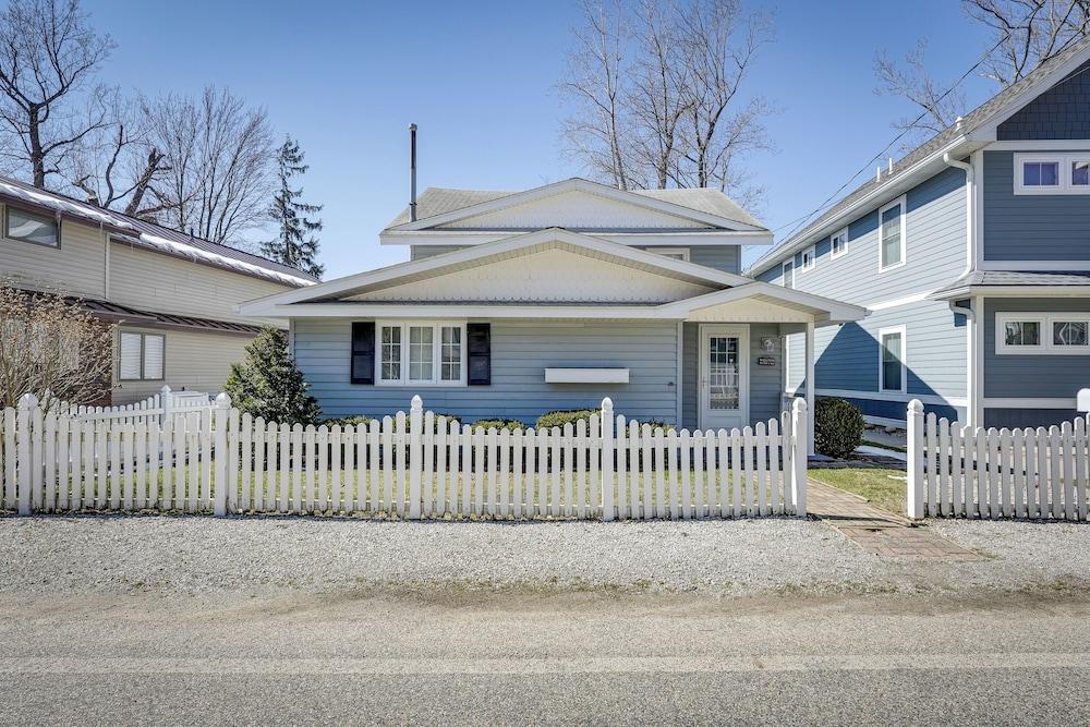 Lakefront Michigan Cottage - Deck, Grill & Kayaks!