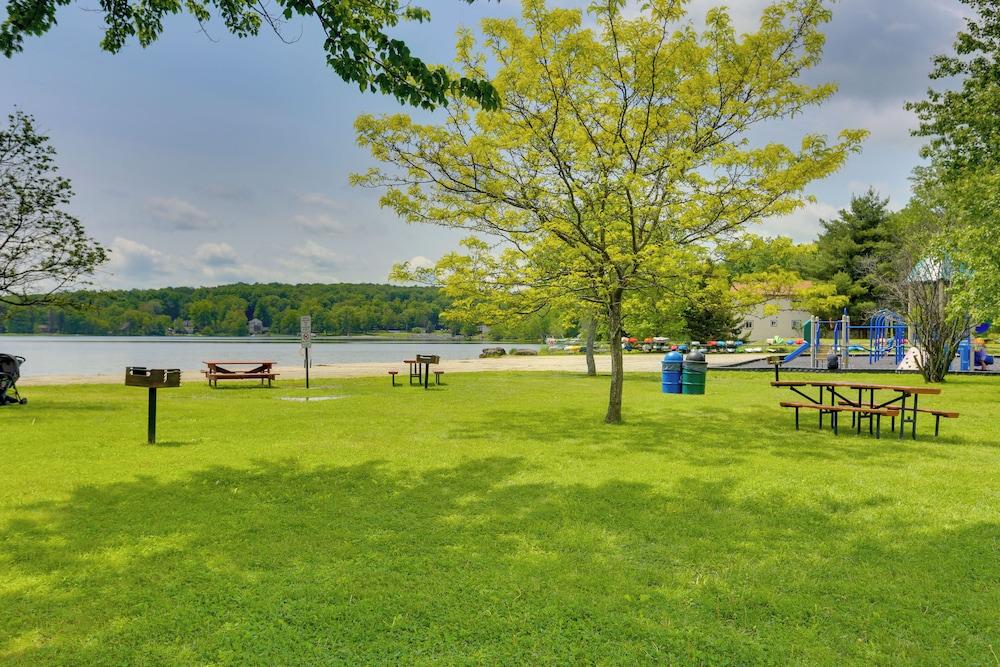 Walk to Beach: Pocono Lake Cabin w/ Pool Access!