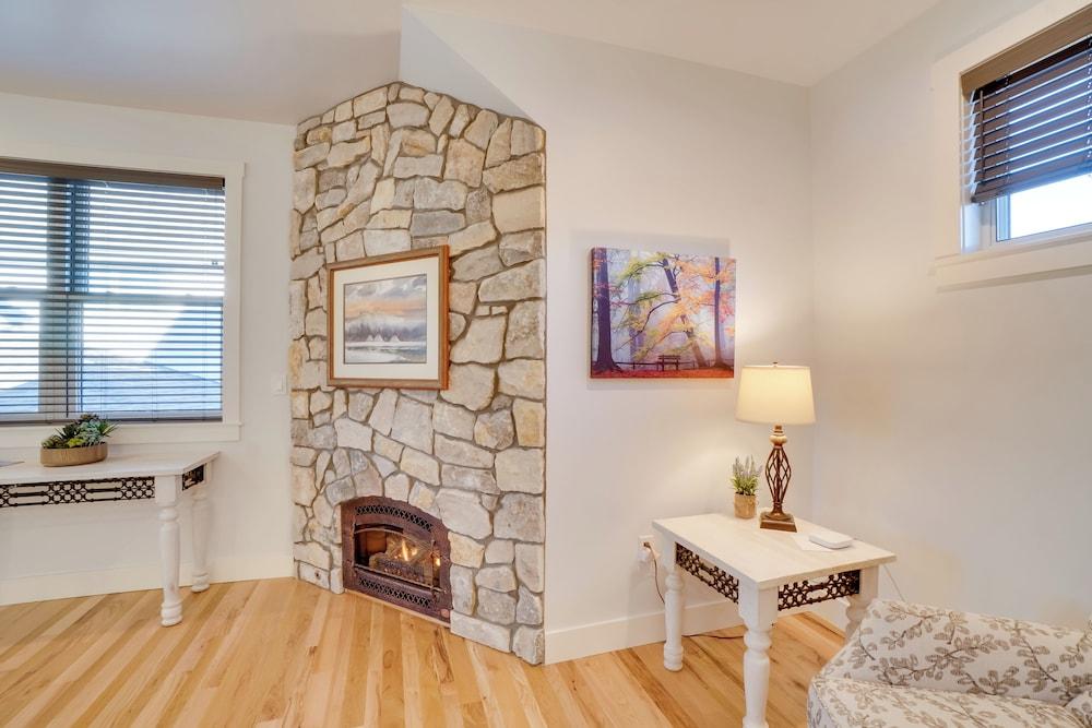 2 Mi to Town: Castle Rock Retreat w/ Fireplace!