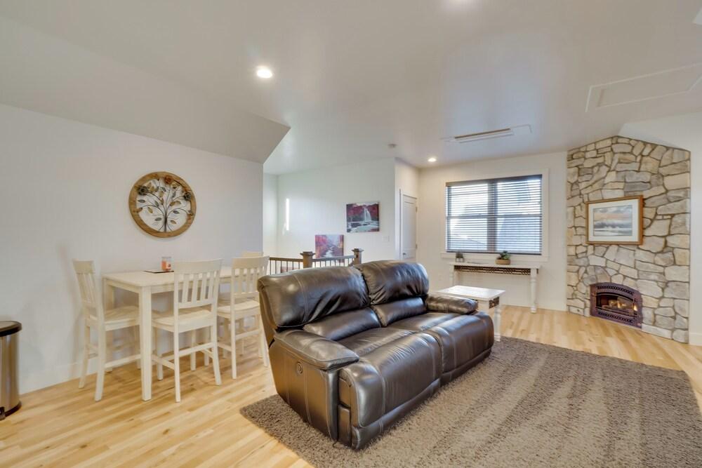 2 Mi to Town: Castle Rock Retreat w/ Fireplace!