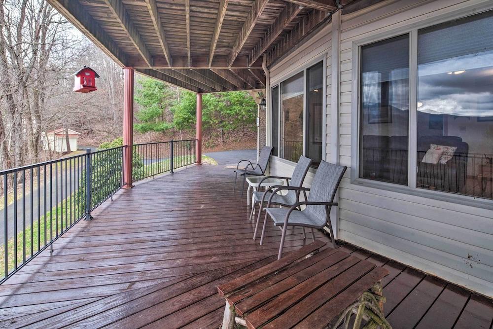 Burnsville Apt w/ Deck in Pisgah National Forest